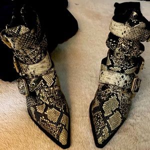 Buckles up side zip back!Black and white pointy toe! Minor wear only worn twice!